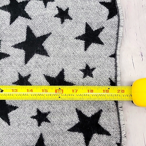 Steve Madden Reversable Oversized Scarf Black/ White NWT!🎁 - Picture 4 of 5